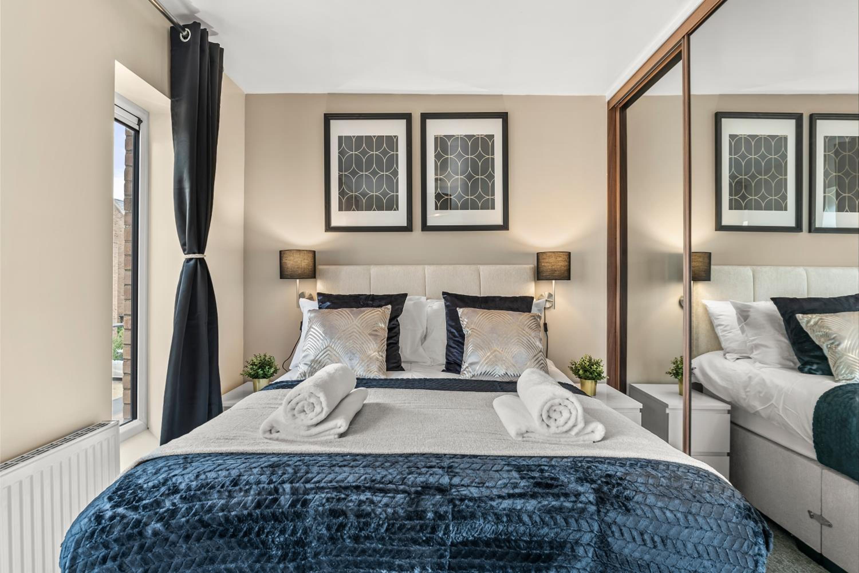 Sleek and Stylish 2 Bed with Garden and Parking view 4