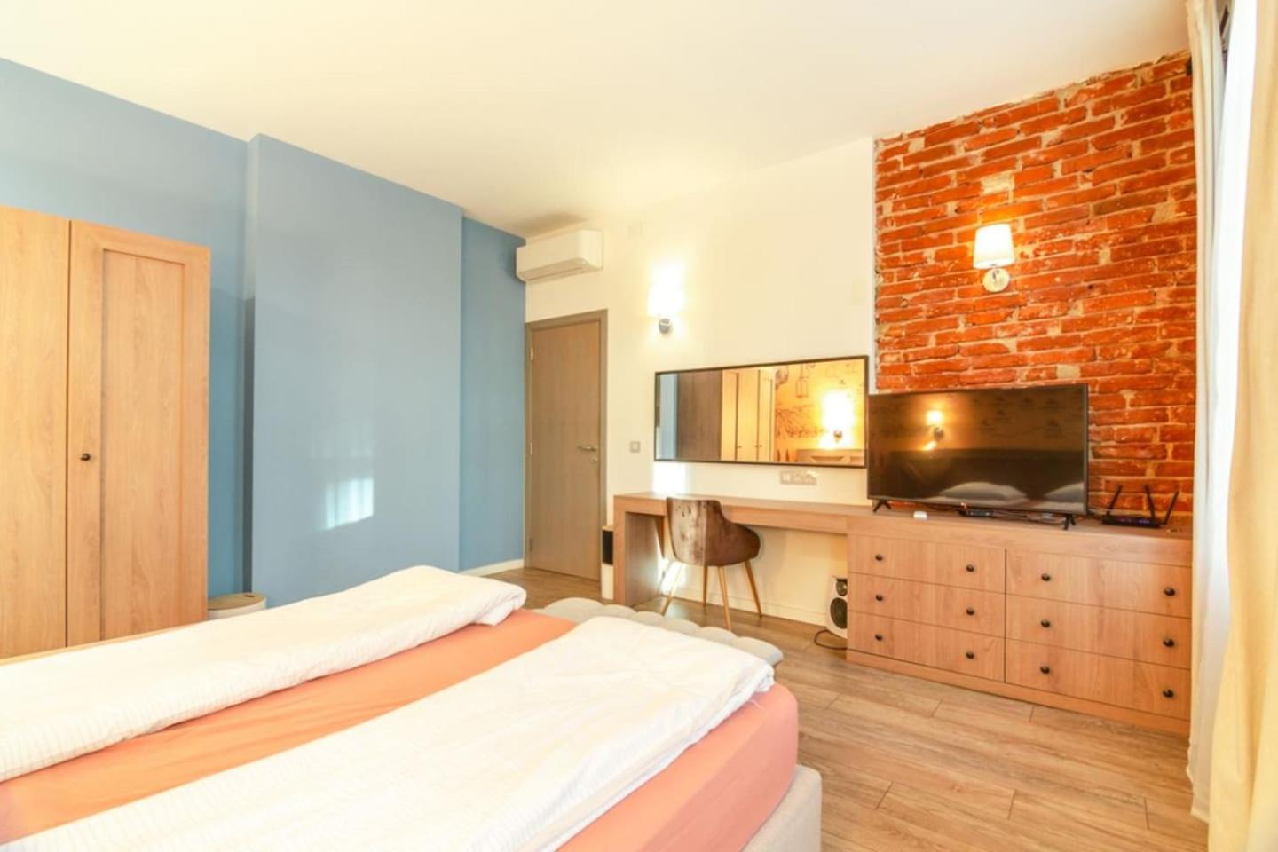 1 BR Wine Journey