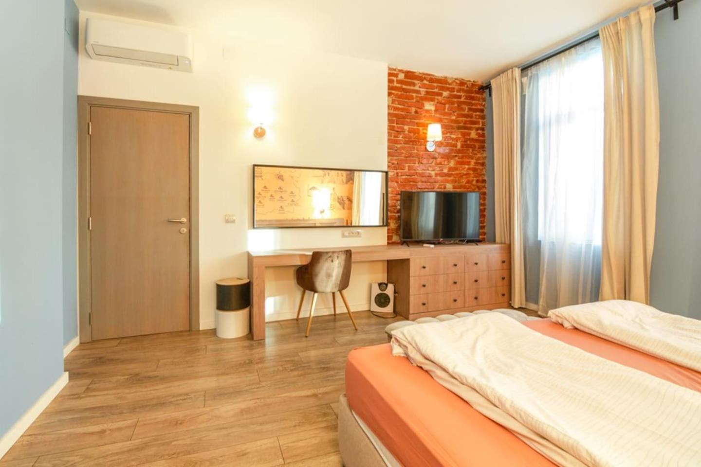 1 BR Wine Journey