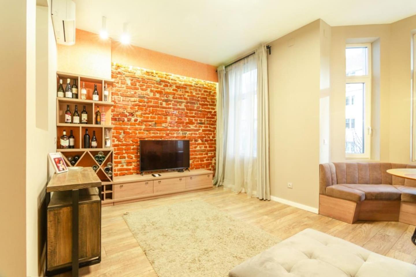 1 BR Wine Journey