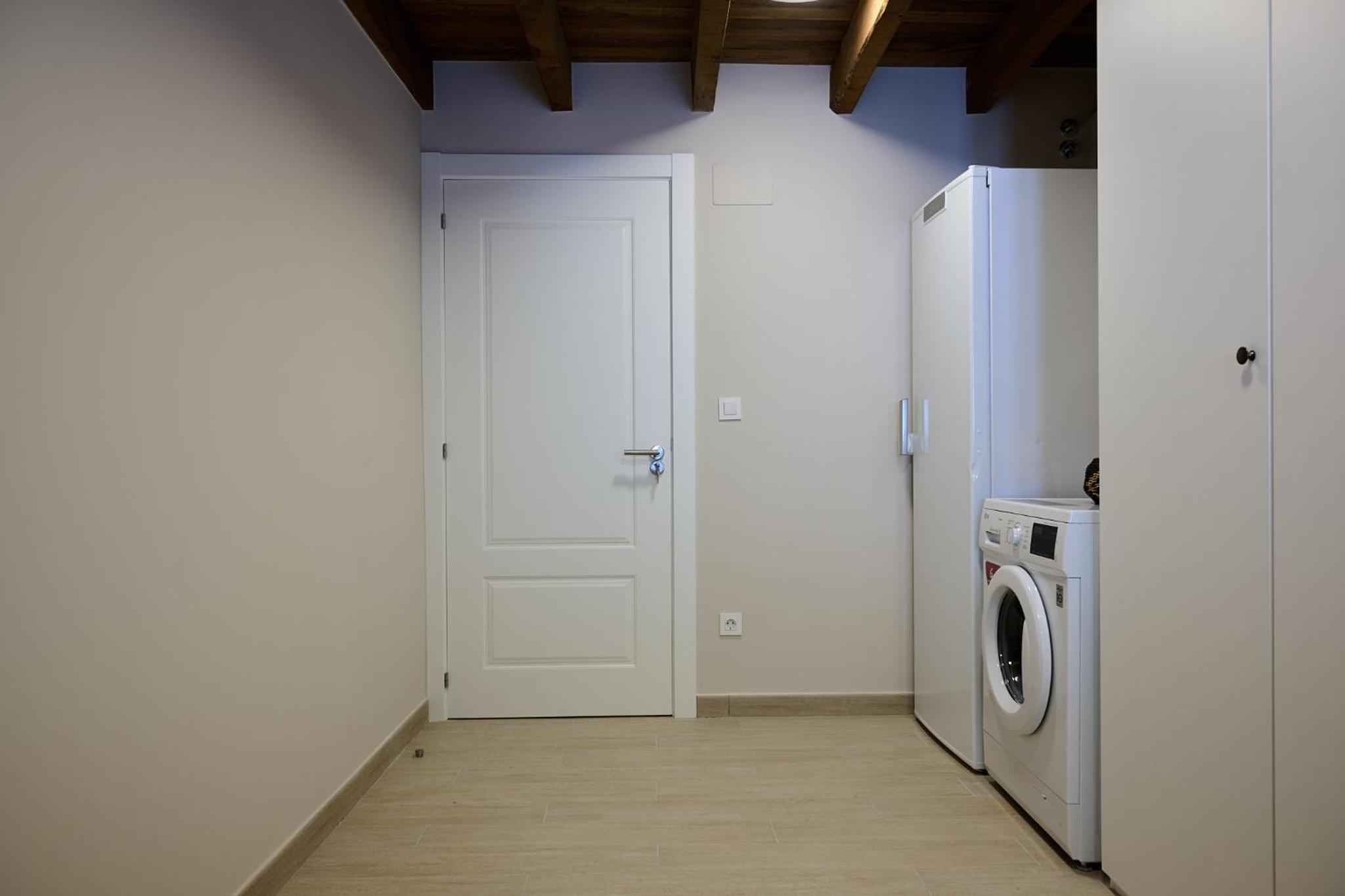 Ojangoiti with outlet for electric vehicle By Kabia Gestión