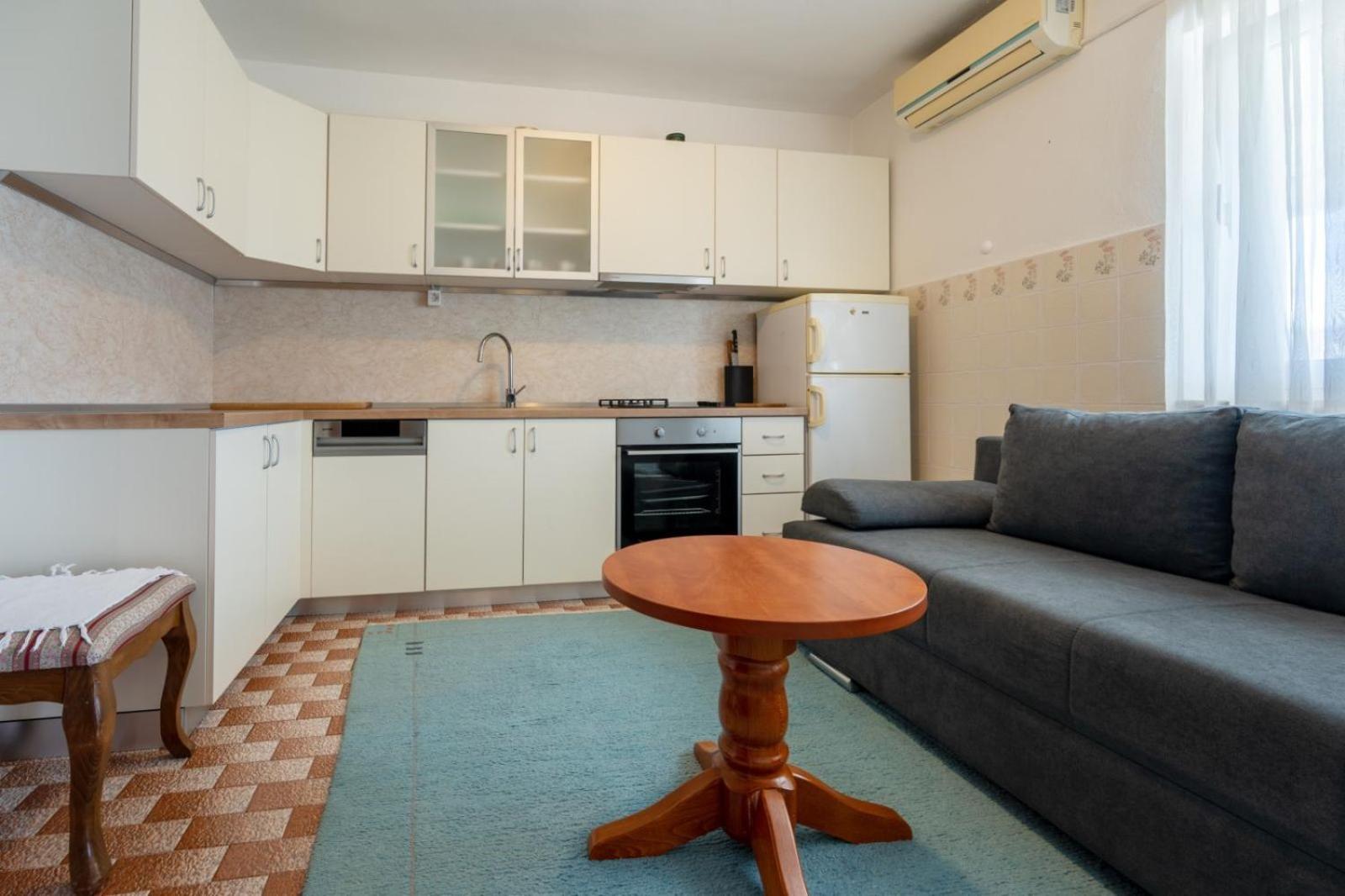 Apartments and rooms Lotus
