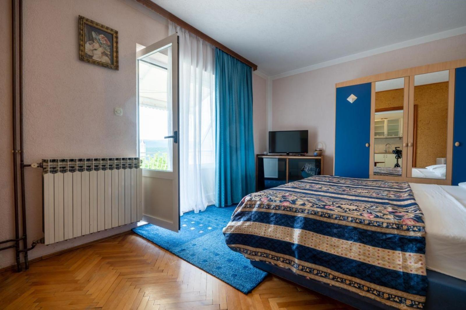 Apartments and rooms Lotus