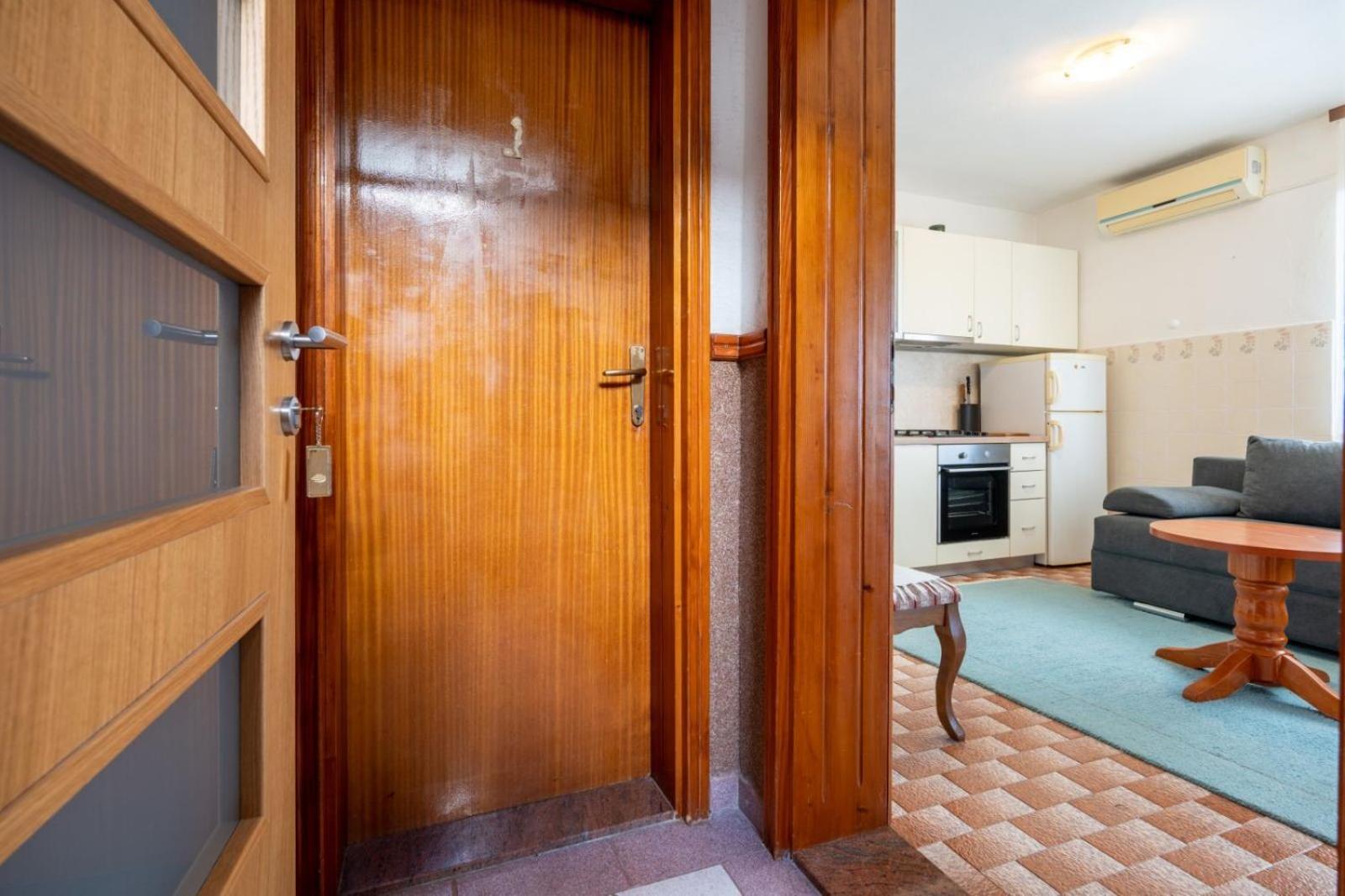 Apartments and rooms Lotus