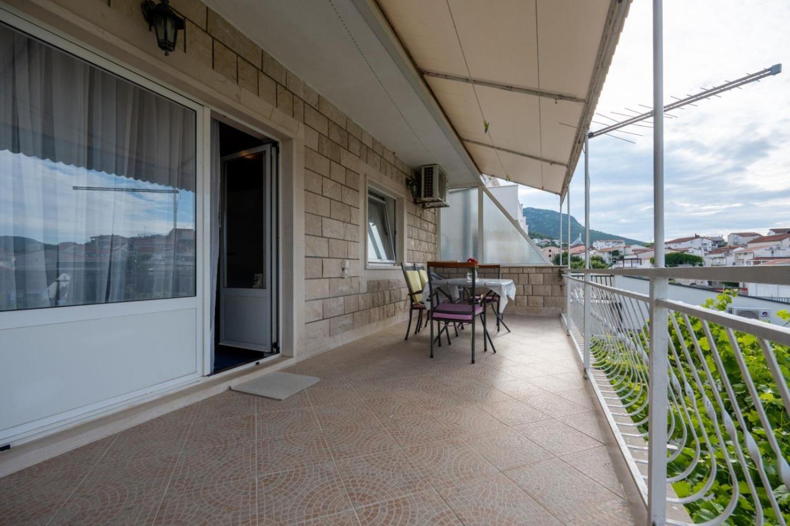 Apartments and rooms Lotus