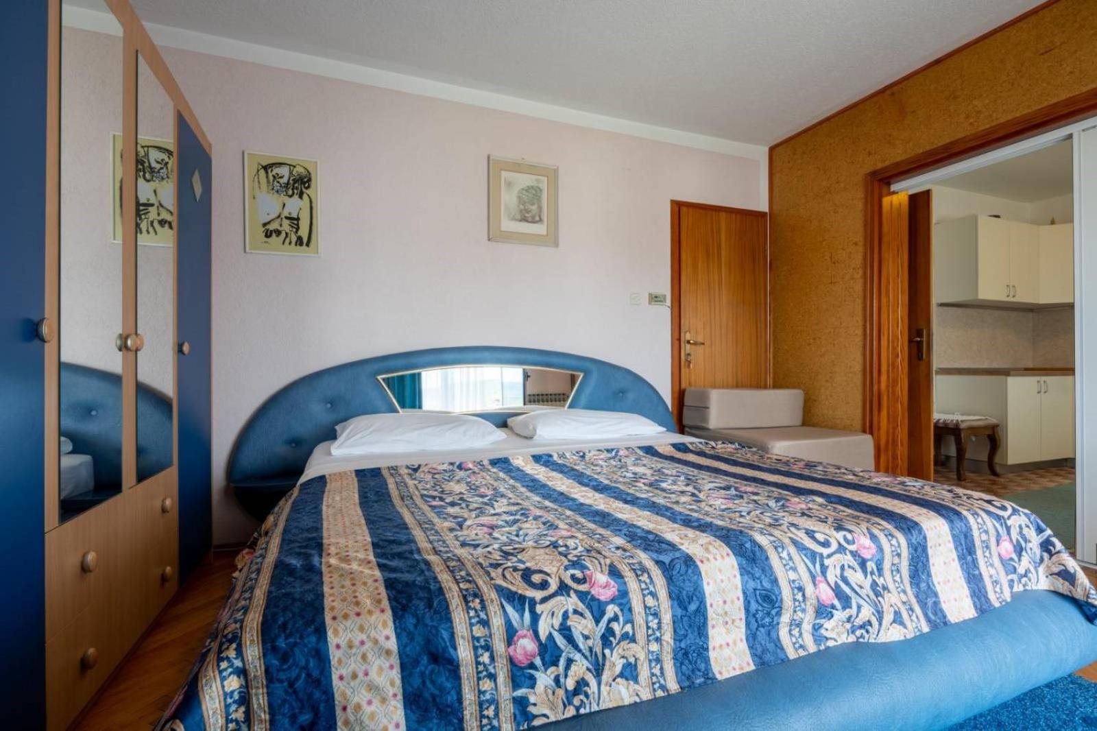 Apartments and rooms Lotus