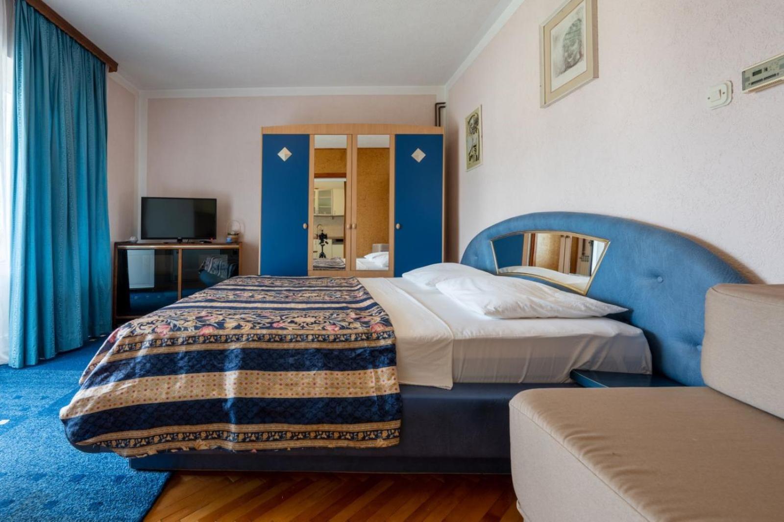 Apartments and rooms Lotus