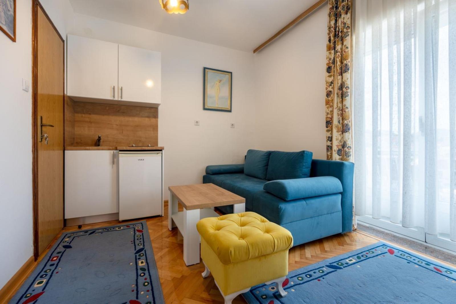 Apartments and rooms Lotus