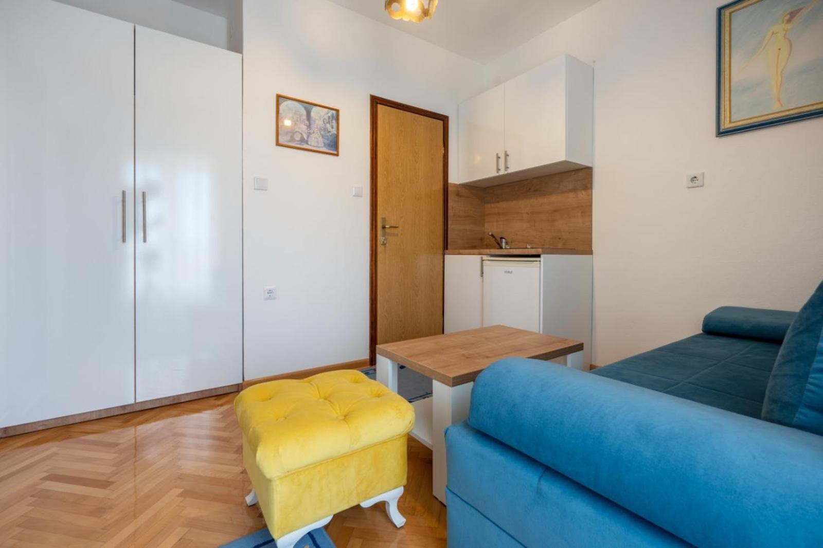Apartments and rooms Lotus