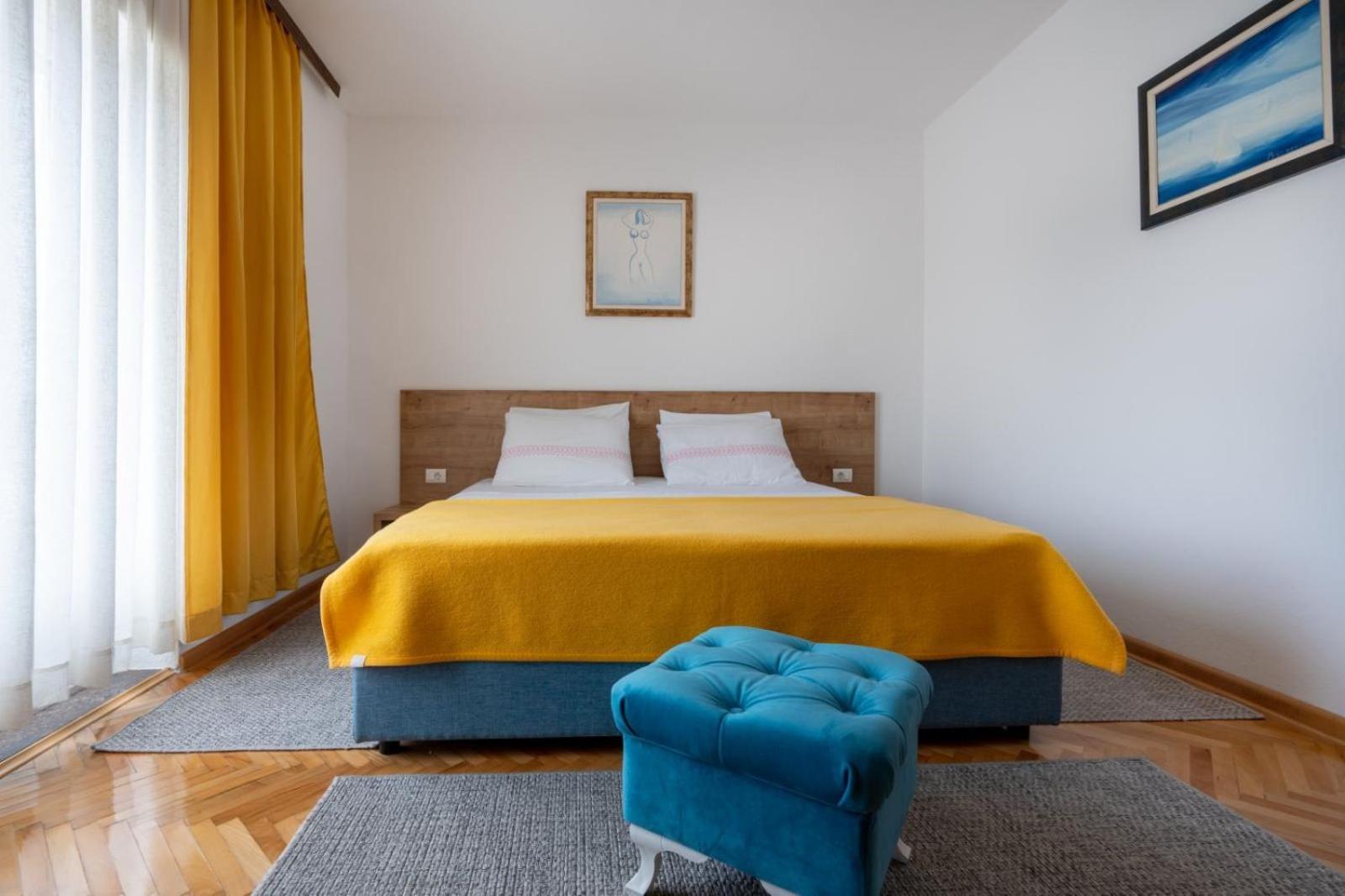 Apartments and rooms Lotus