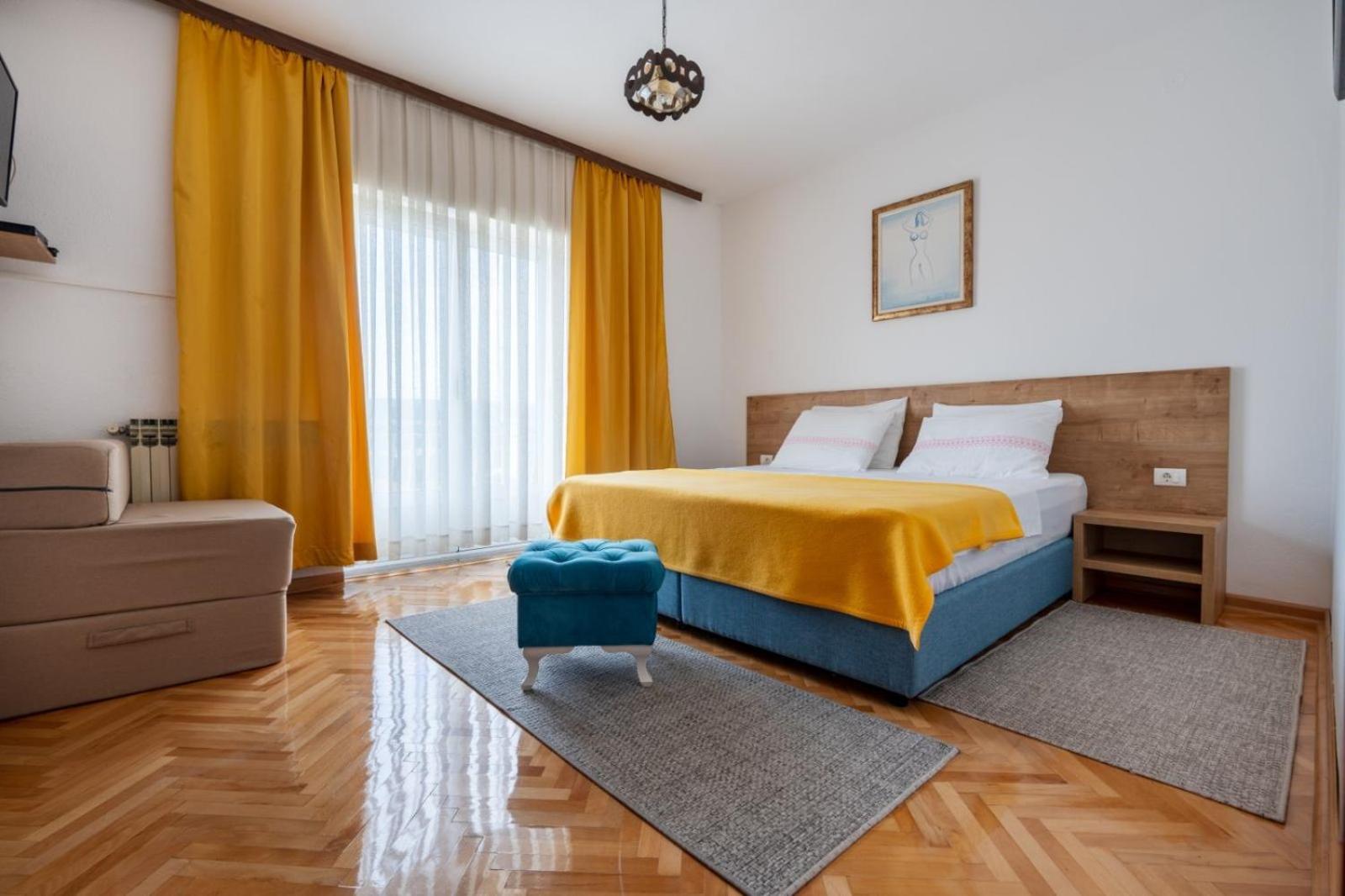 Apartments and rooms Lotus