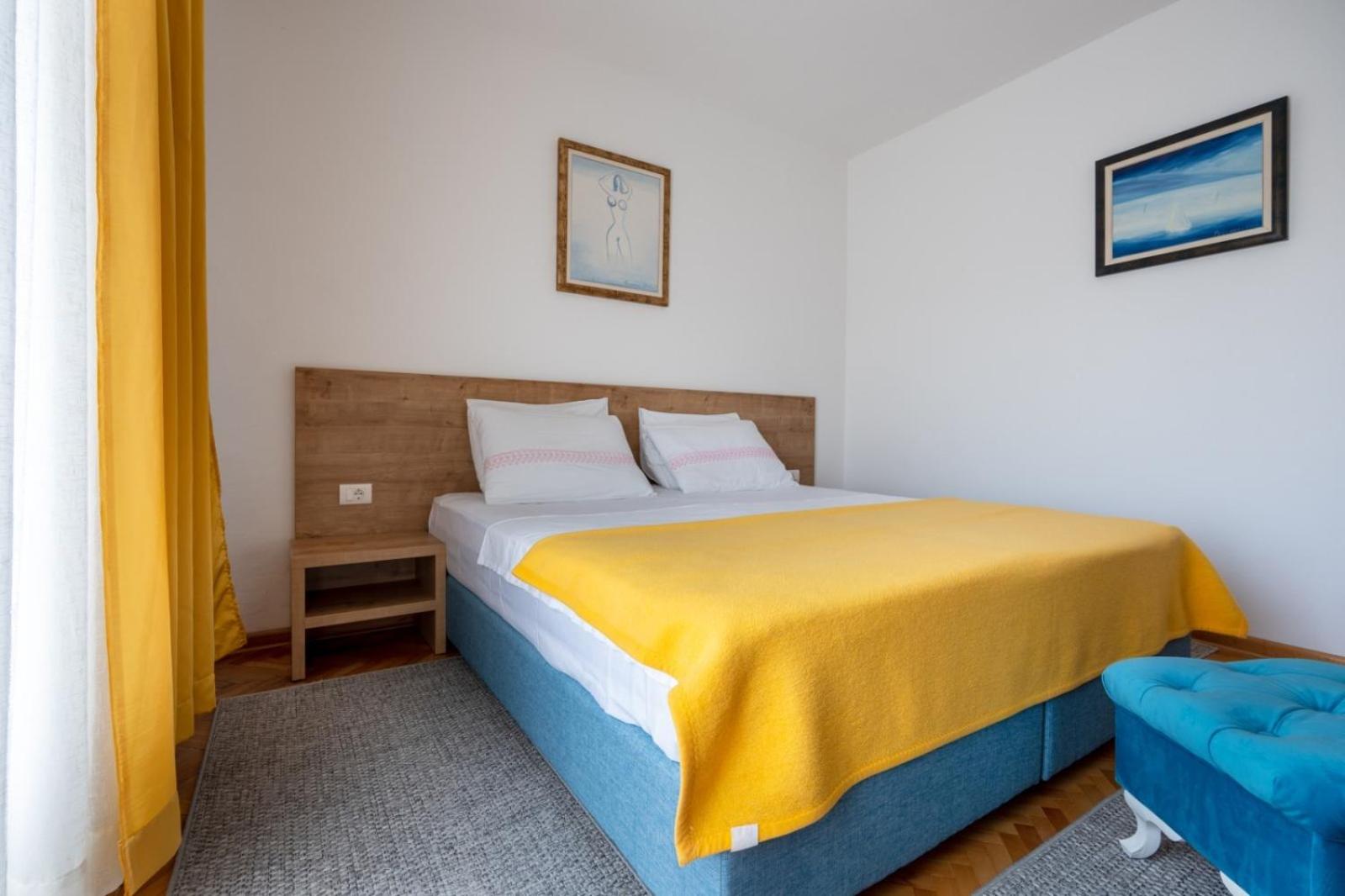 Apartments and rooms Lotus