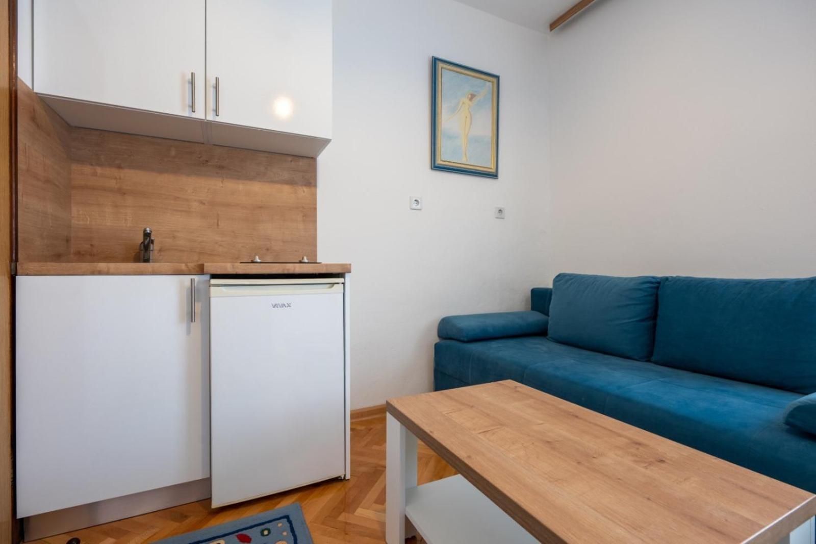 Apartments and rooms Lotus