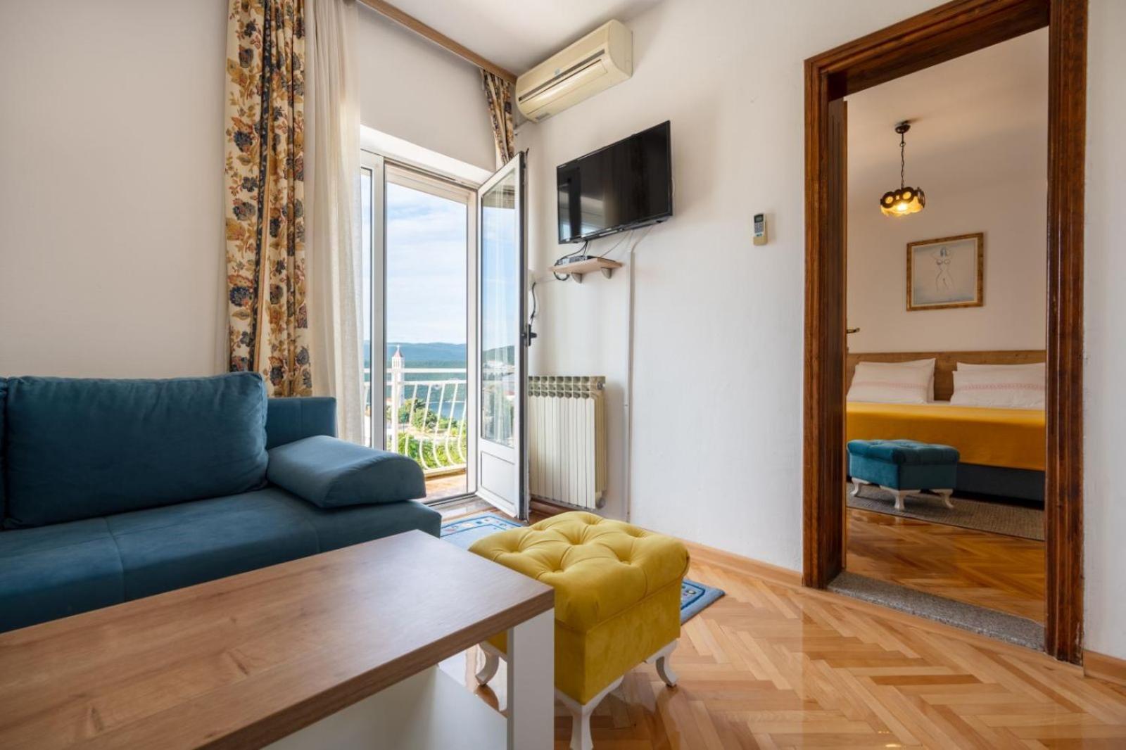 Apartments and rooms Lotus