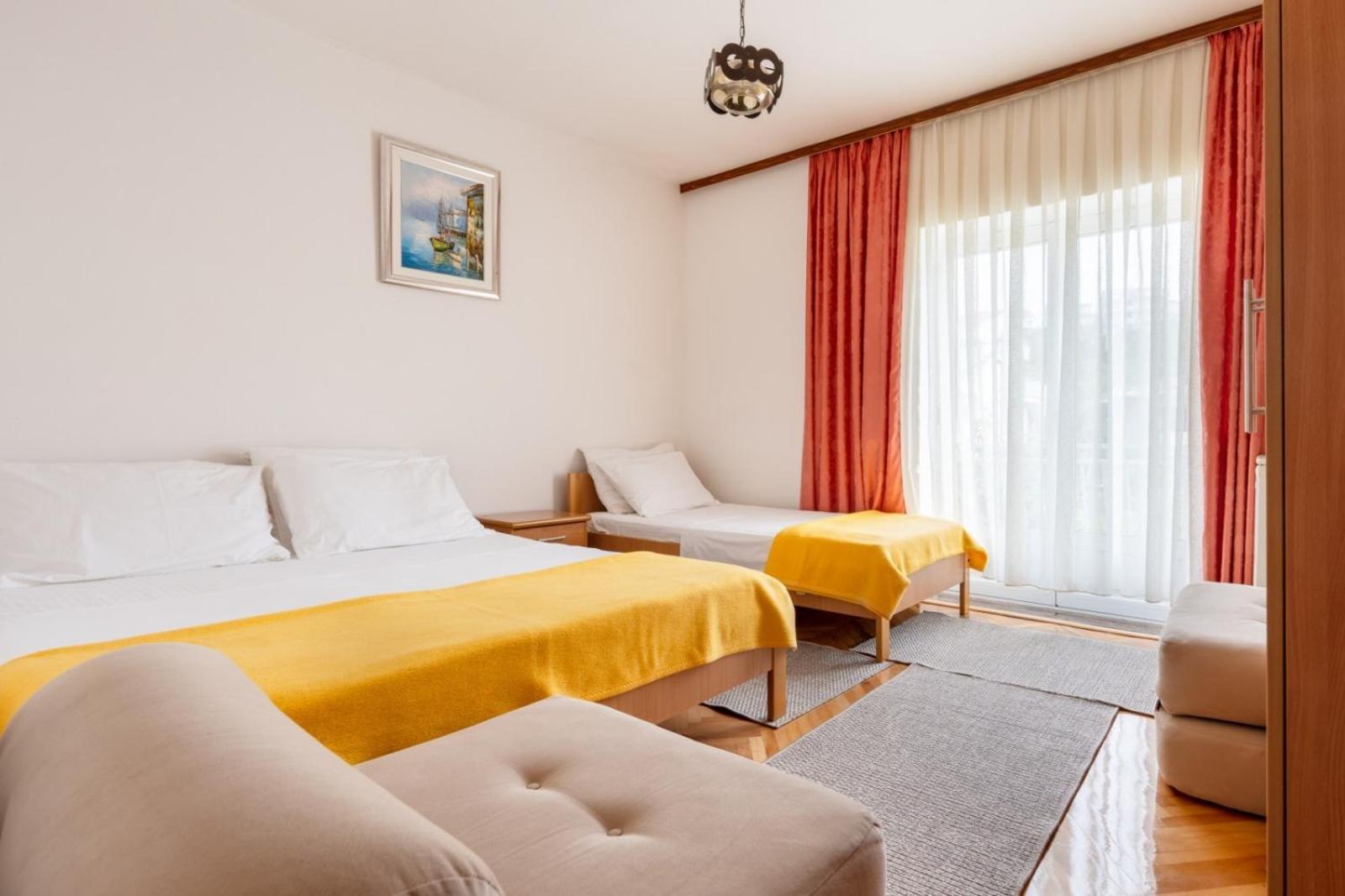 Apartments and rooms Lotus