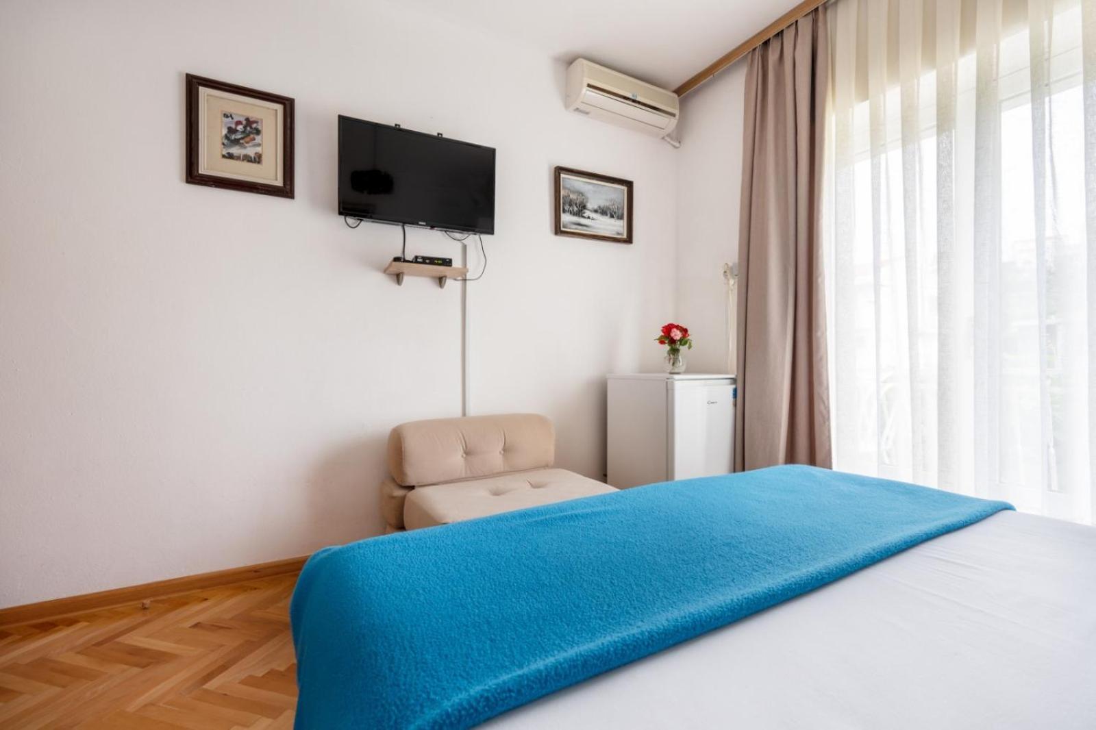 Apartments and rooms Lotus