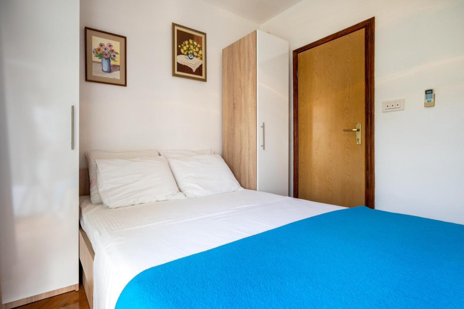 Apartments and rooms Lotus