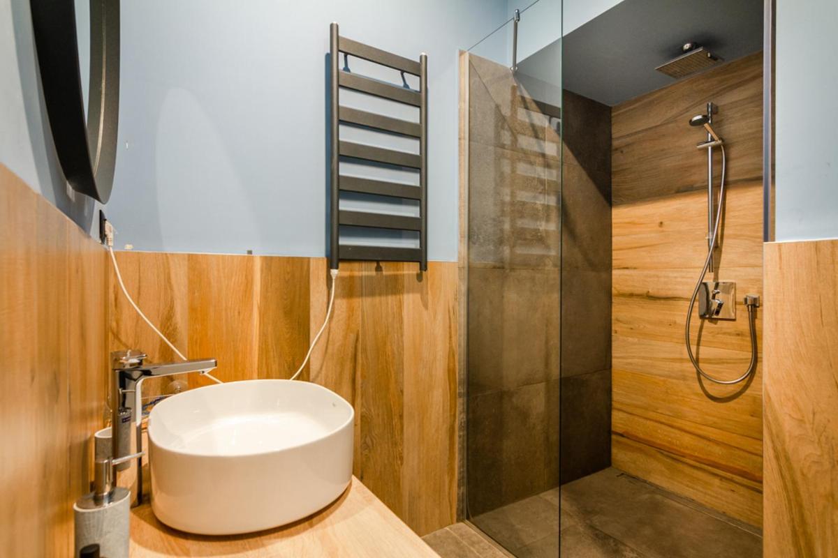 Viral 2 BR Photo Studio Loft