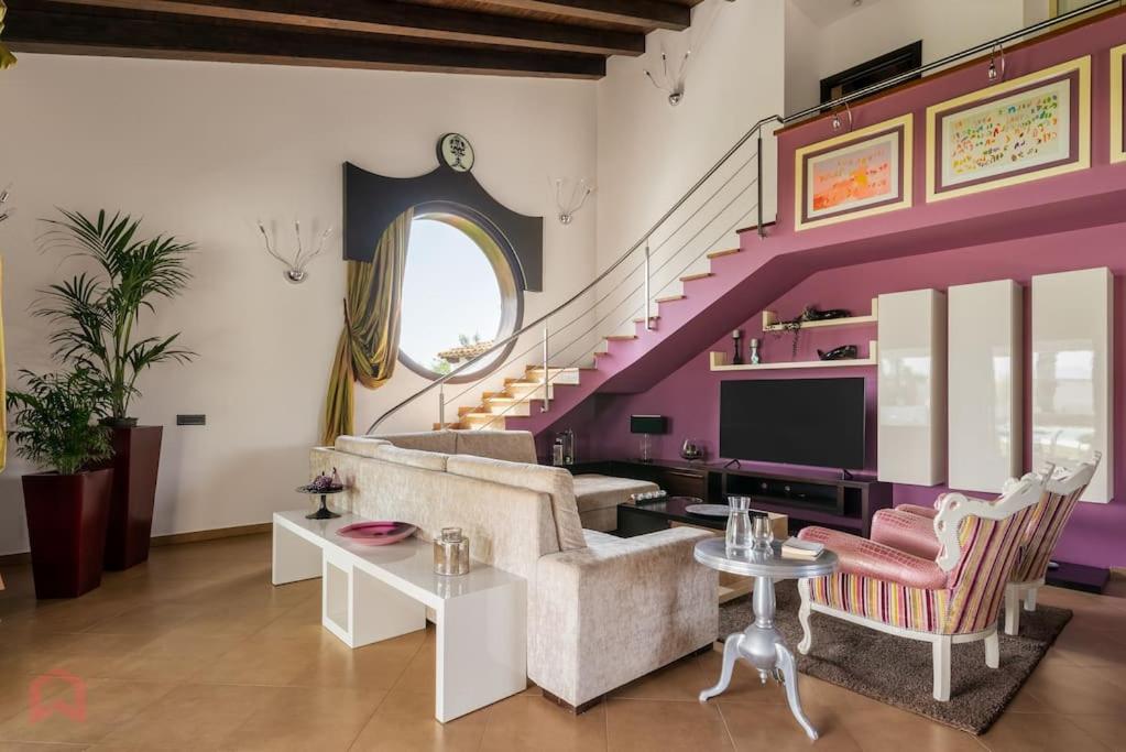 Posh villa with pool & jacuzzi view 4