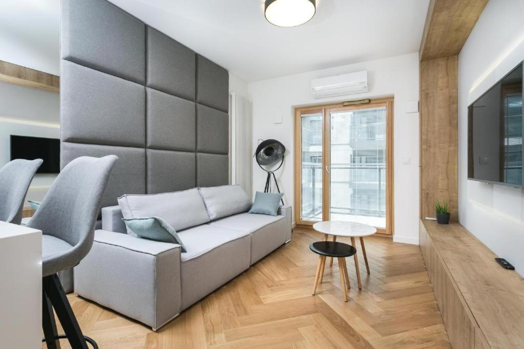 Urban Chic - Luxury 2-Bedroom, Mennica Residence