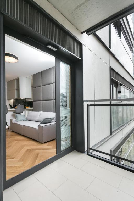 Urban Chic - Luxury 2-Bedroom, Mennica Residence