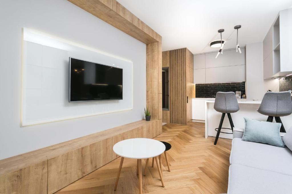 Urban Chic - Luxury 2-Bedroom, Mennica Residence