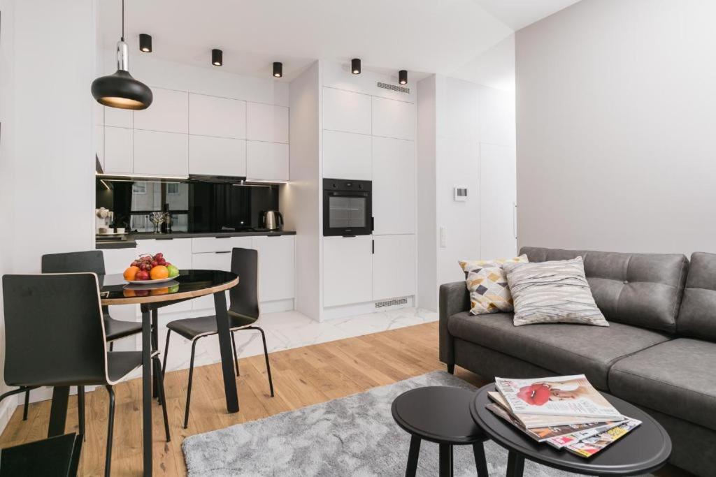 Urban Chic - Luxury 2-Bedroom, Mennica Residence