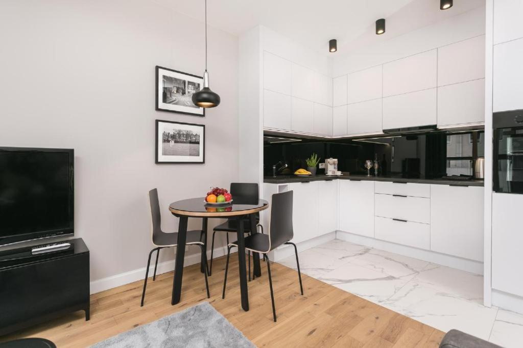 Urban Chic - Luxury 2-Bedroom, Mennica Residence