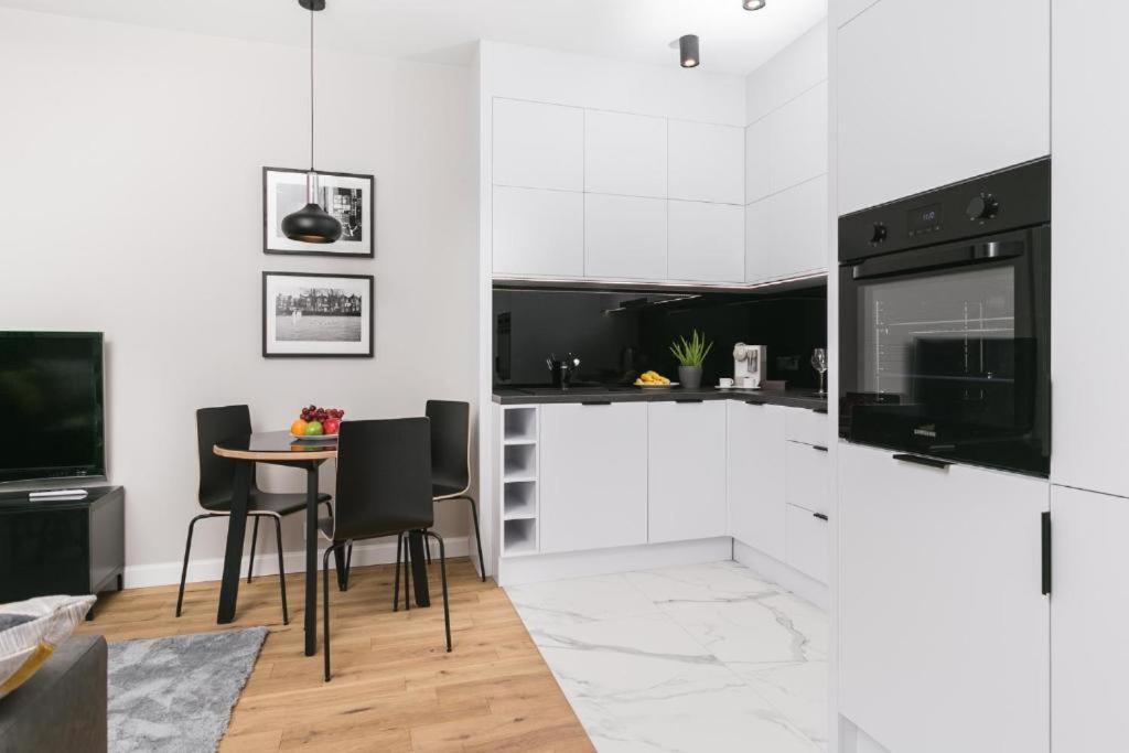 Urban Chic - Luxury 2-Bedroom, Mennica Residence