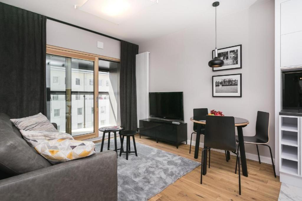 Urban Chic - Luxury 2-Bedroom, Mennica Residence