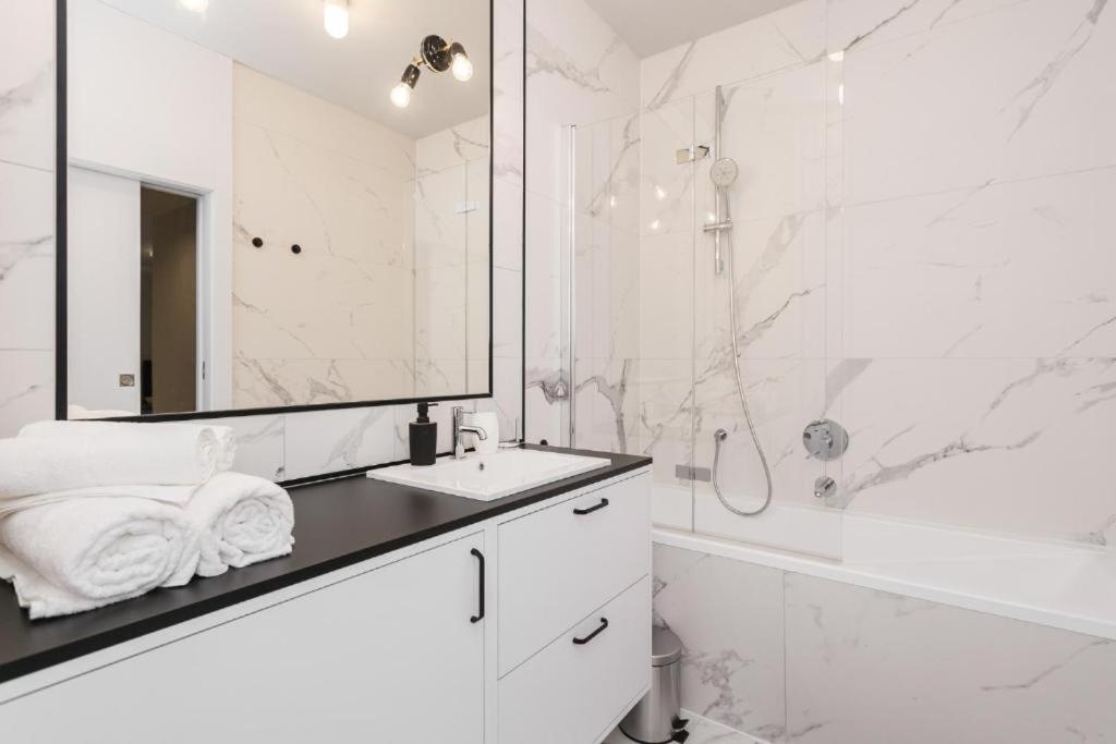 Urban Chic - Luxury 2-Bedroom, Mennica Residence