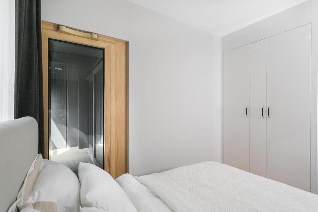 Urban Chic - Luxury 2-Bedroom, Mennica Residence