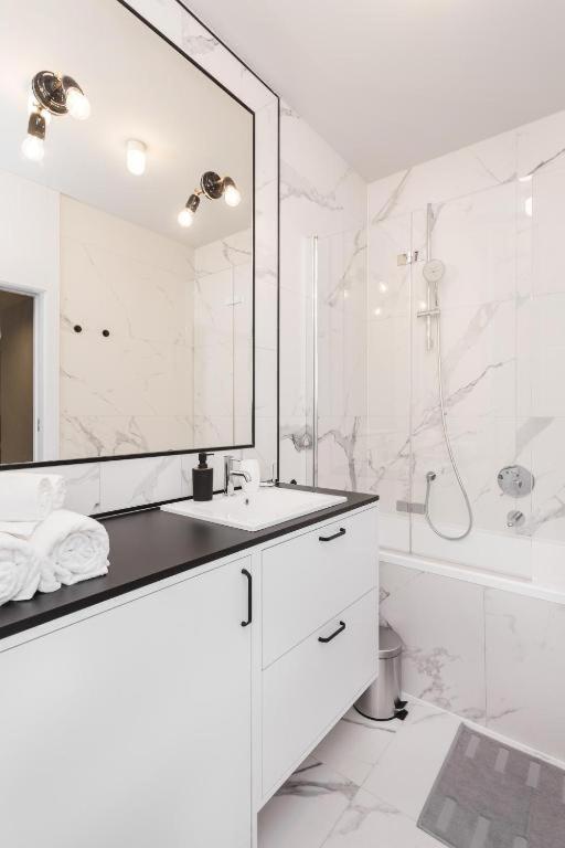 Urban Chic - Luxury 2-Bedroom, Mennica Residence