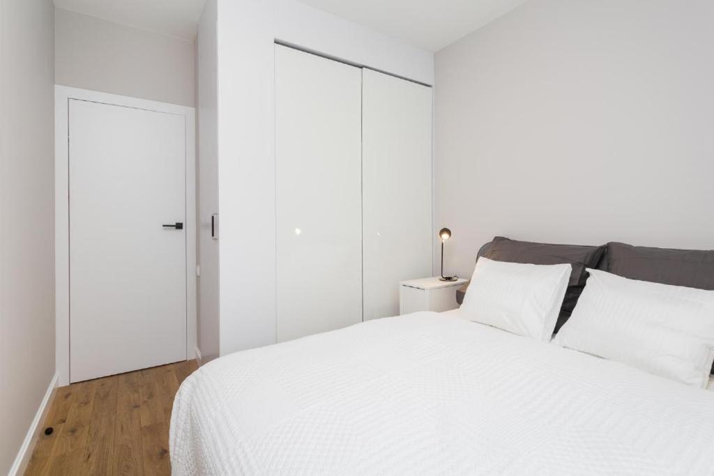 Urban Chic - Luxury 2-Bedroom, Mennica Residence