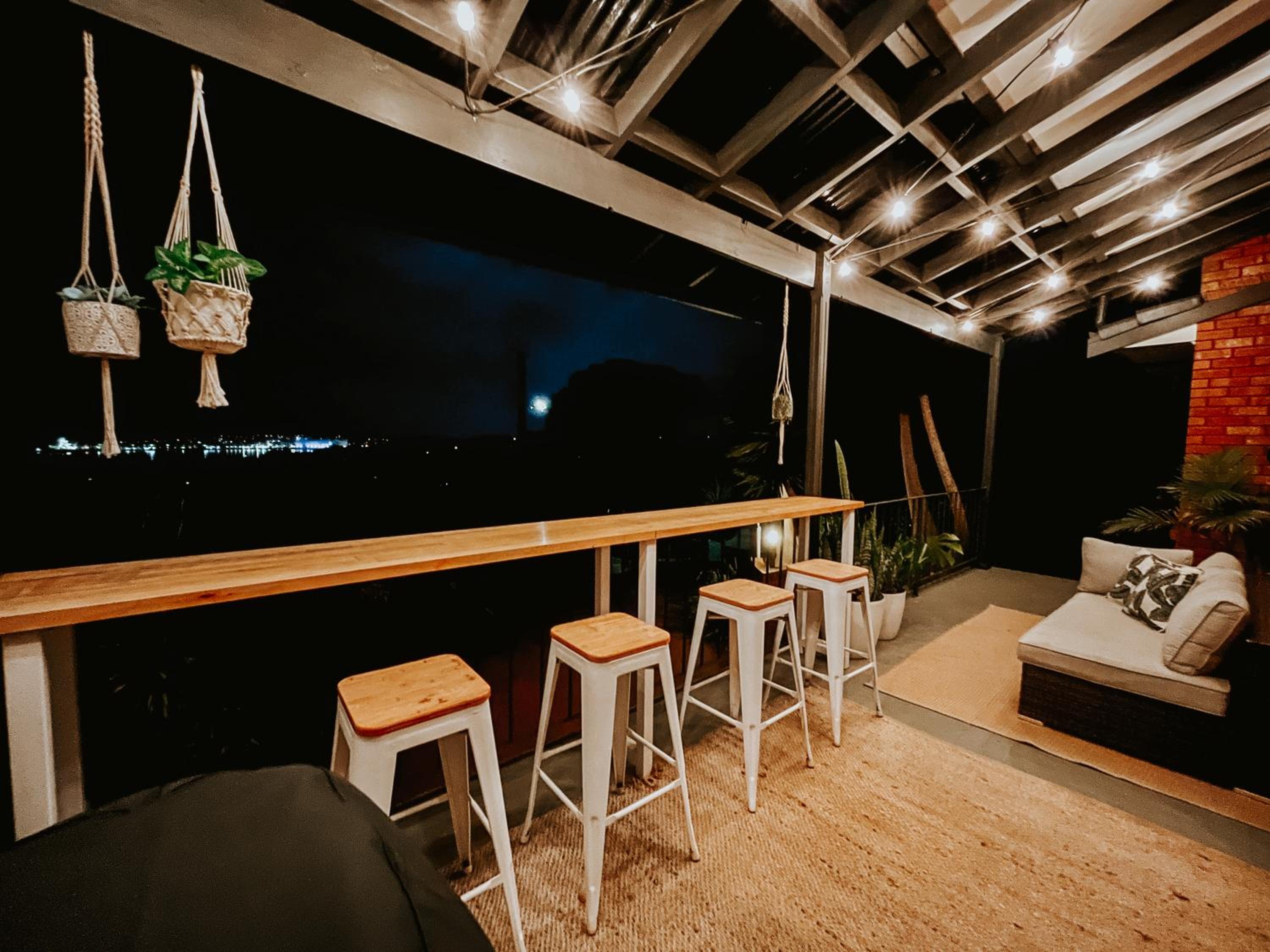 Valley View Home - Barrel Sauna, Woodfired Pizza Oven, Firepit, Kids Playset