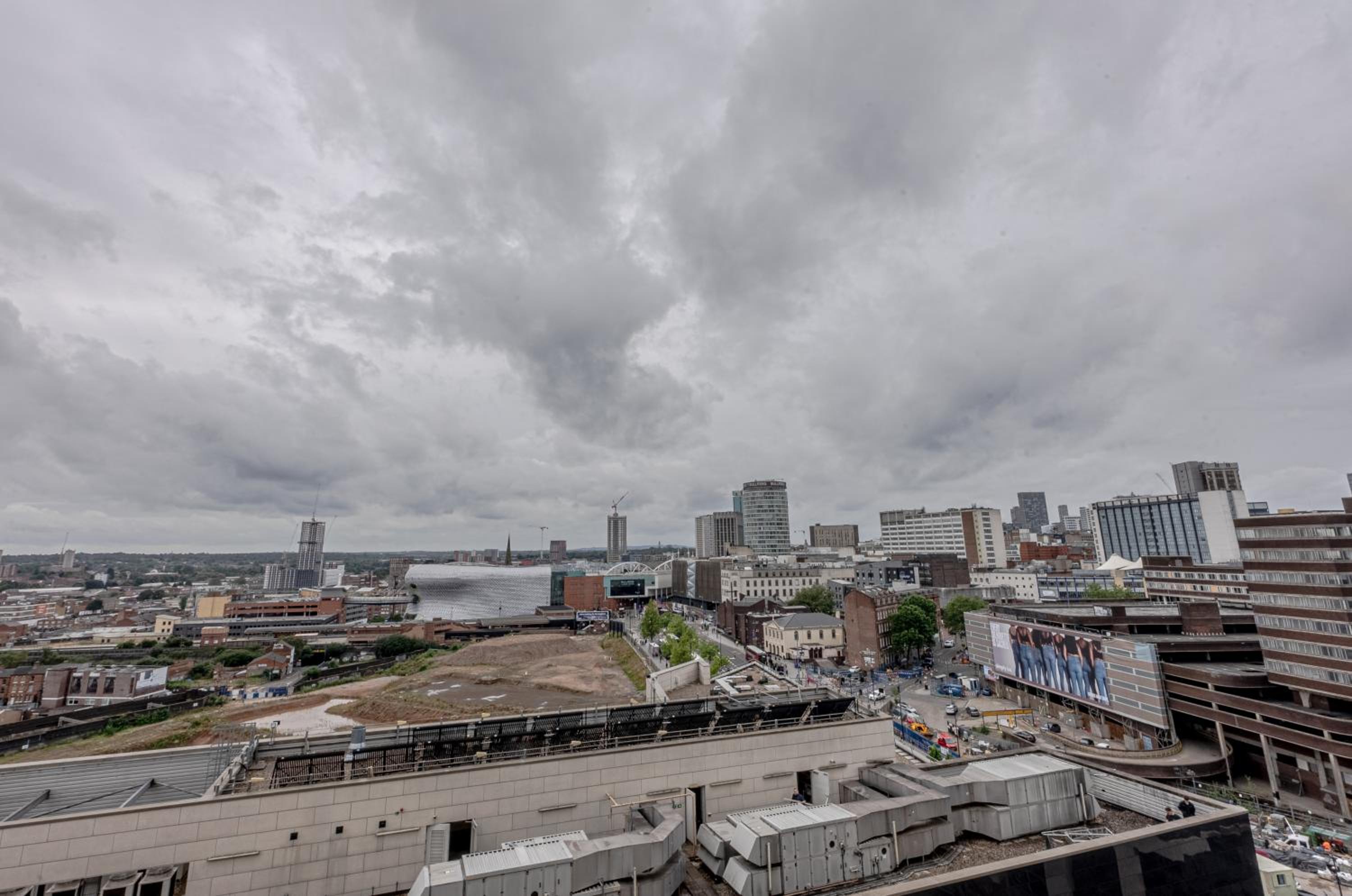 Modern 2BR Apartment City Centre Free Secure Parking Stunning Views view 5