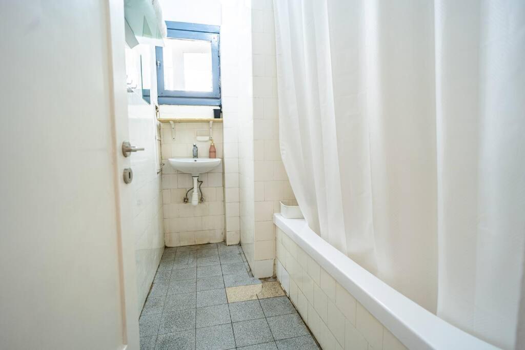 lovely 1-bedroom With Balcony-Dizengoff Square. view 4