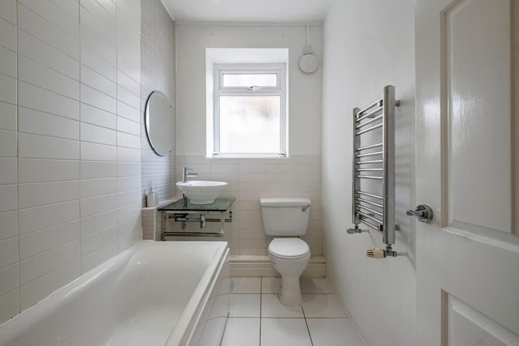 Spacious Apartment in Jesmond with Parking view 3