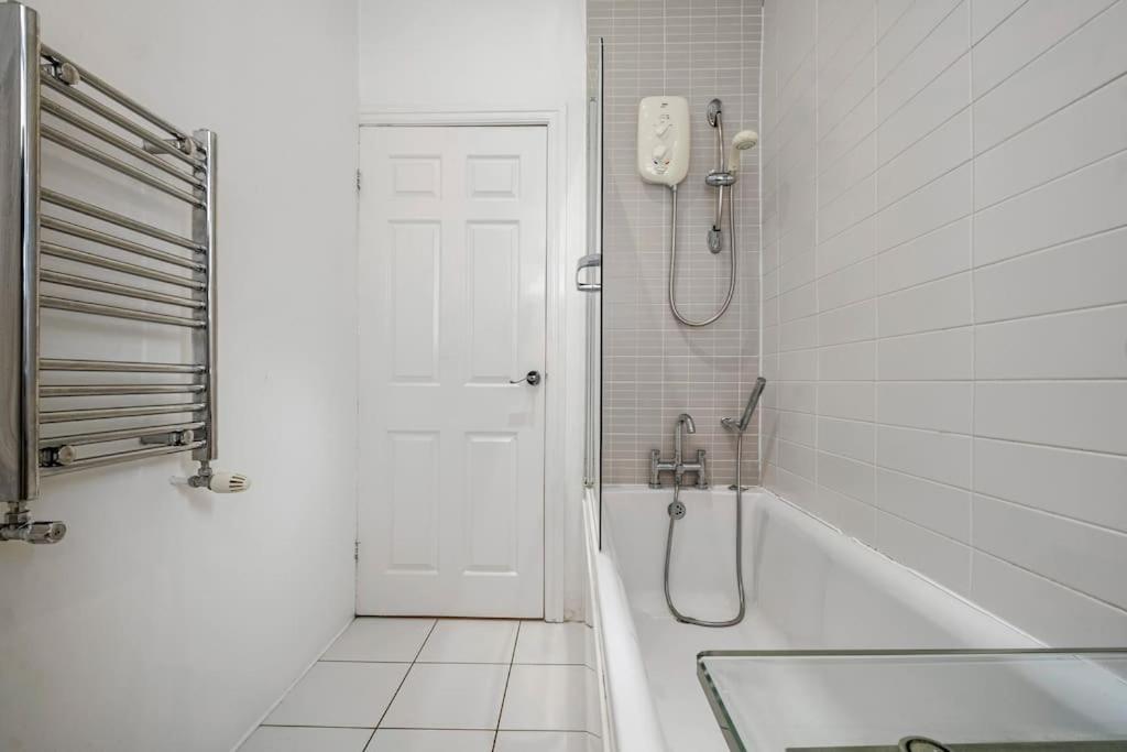 Spacious Apartment in Jesmond with Parking view 4