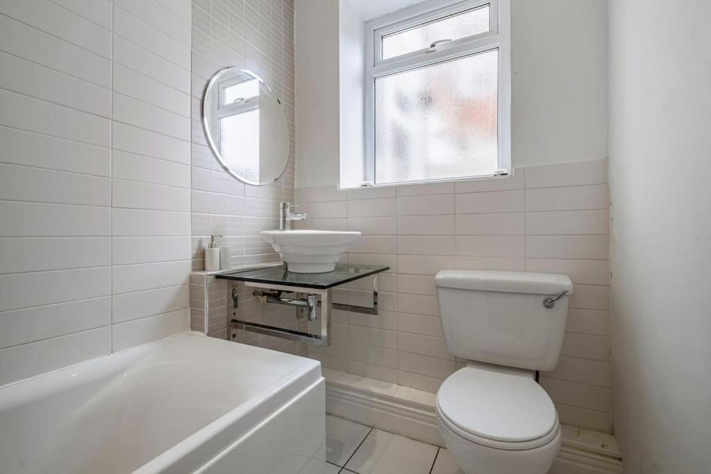 Spacious Apartment in Jesmond with Parking view 5