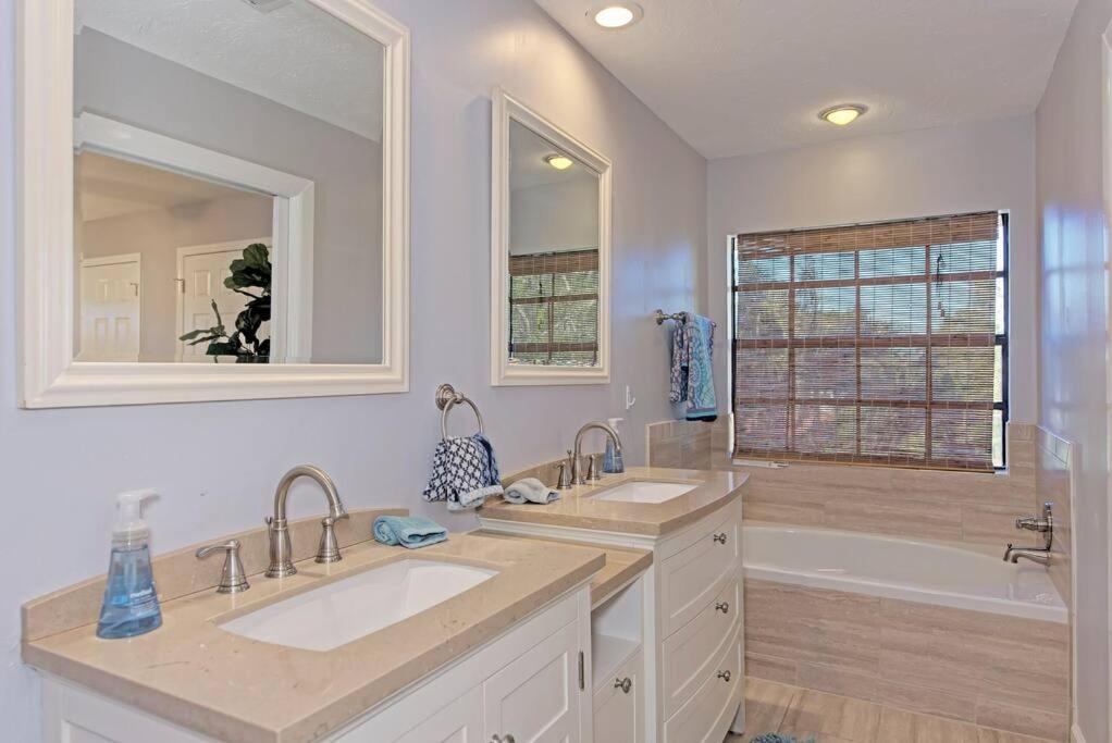 Family friendly with large pool view 5
