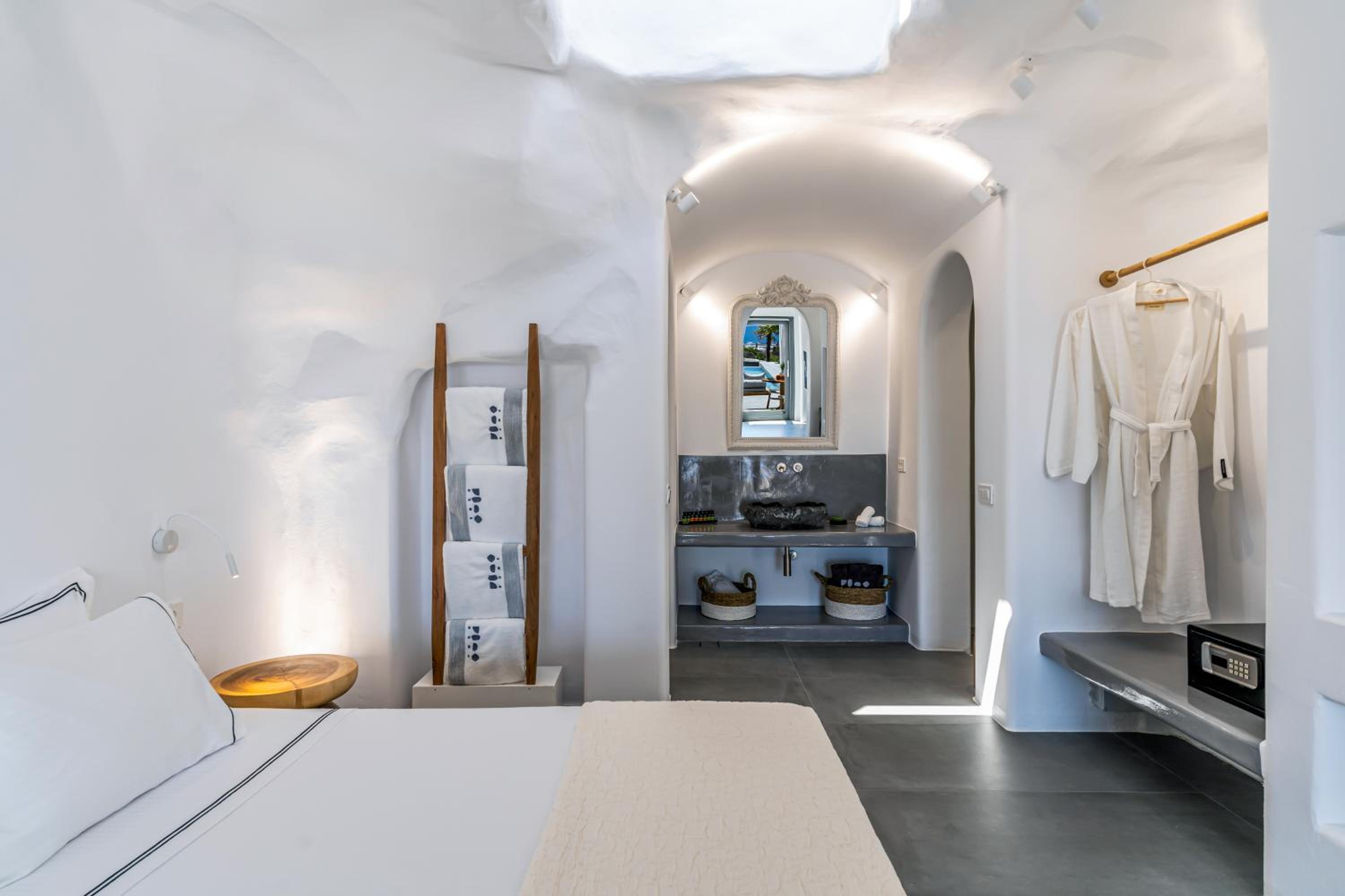 Numa Santorini