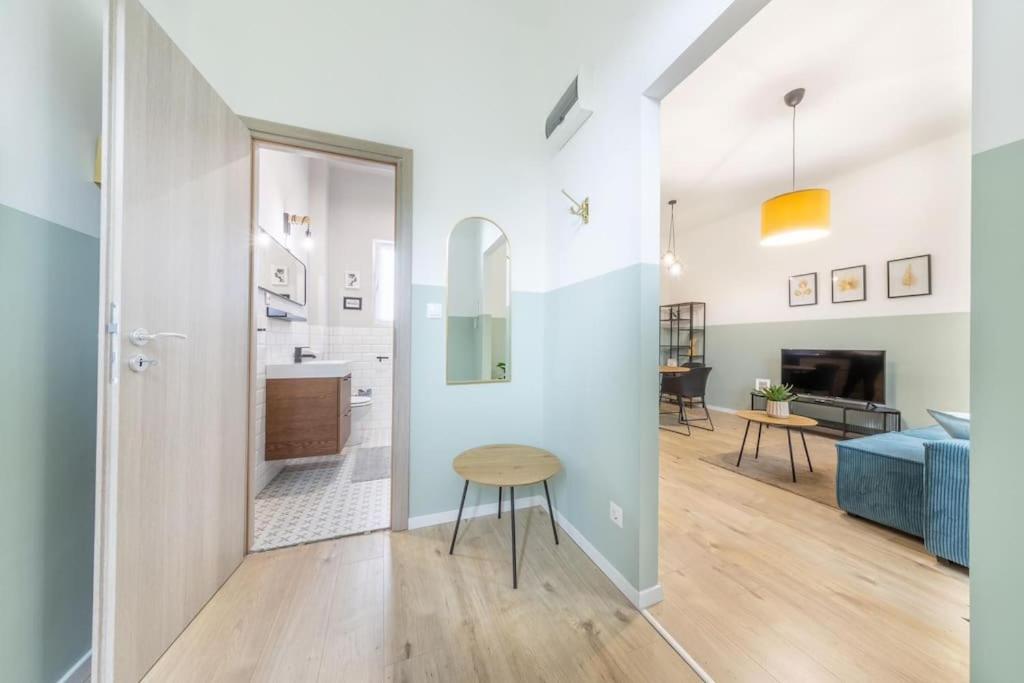 Jade Apartment In Downtown Budapest DOB27 view 4