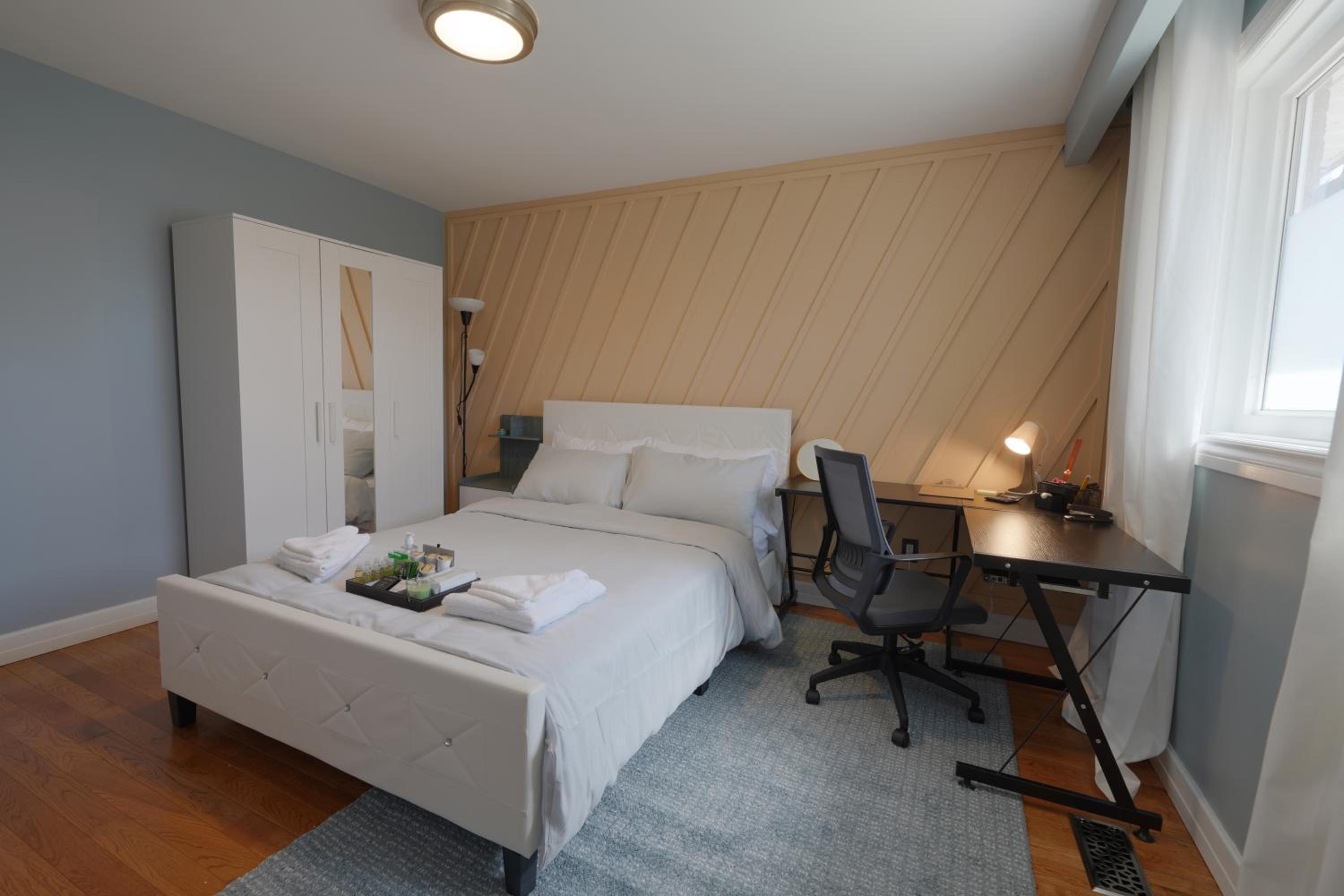 Master Accord With Bath & Steps to Subway