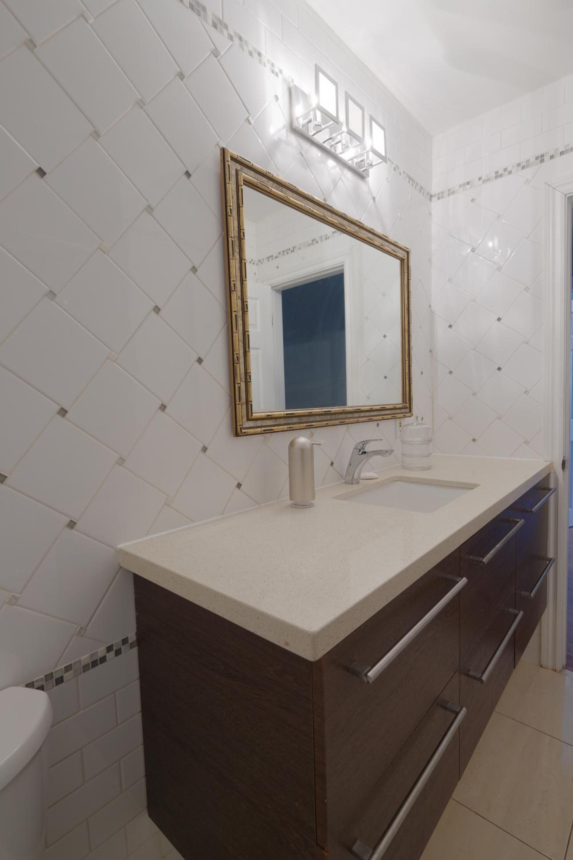 Master Accord With Bath & Steps to Subway