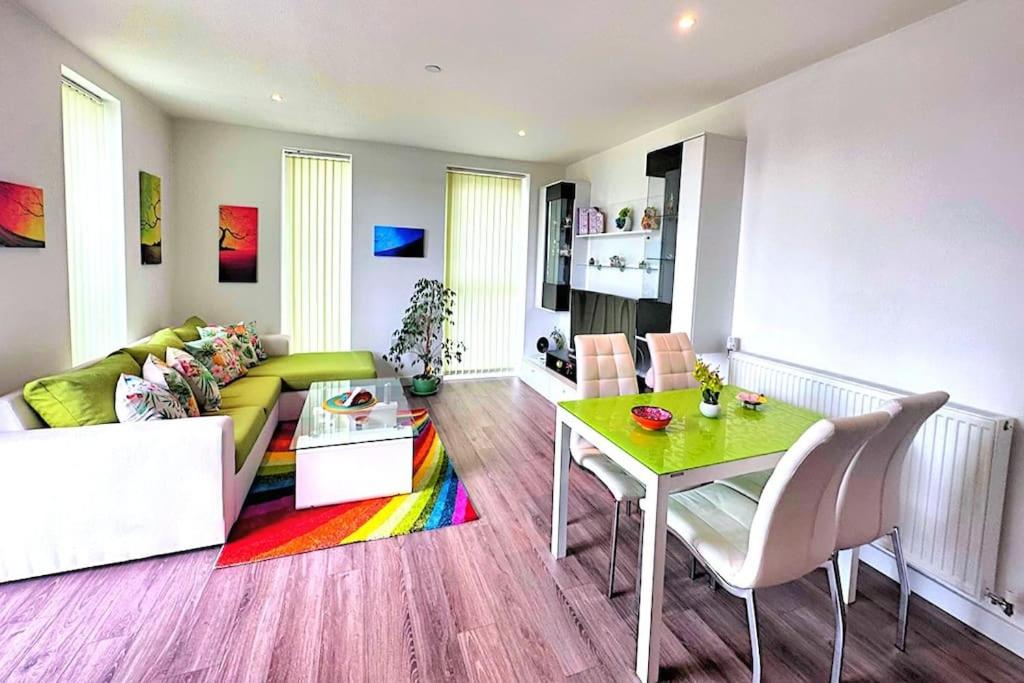 Spacious 2 bed flat next to Elizabeth line