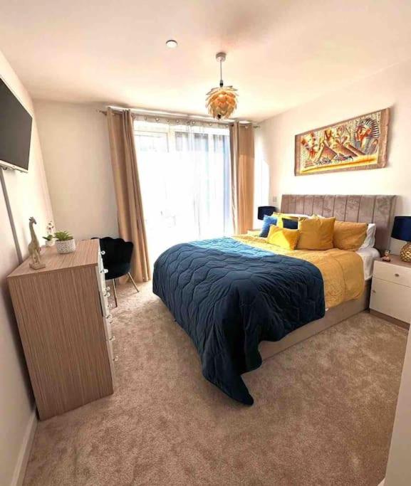 Spacious 2 bed flat next to Elizabeth line