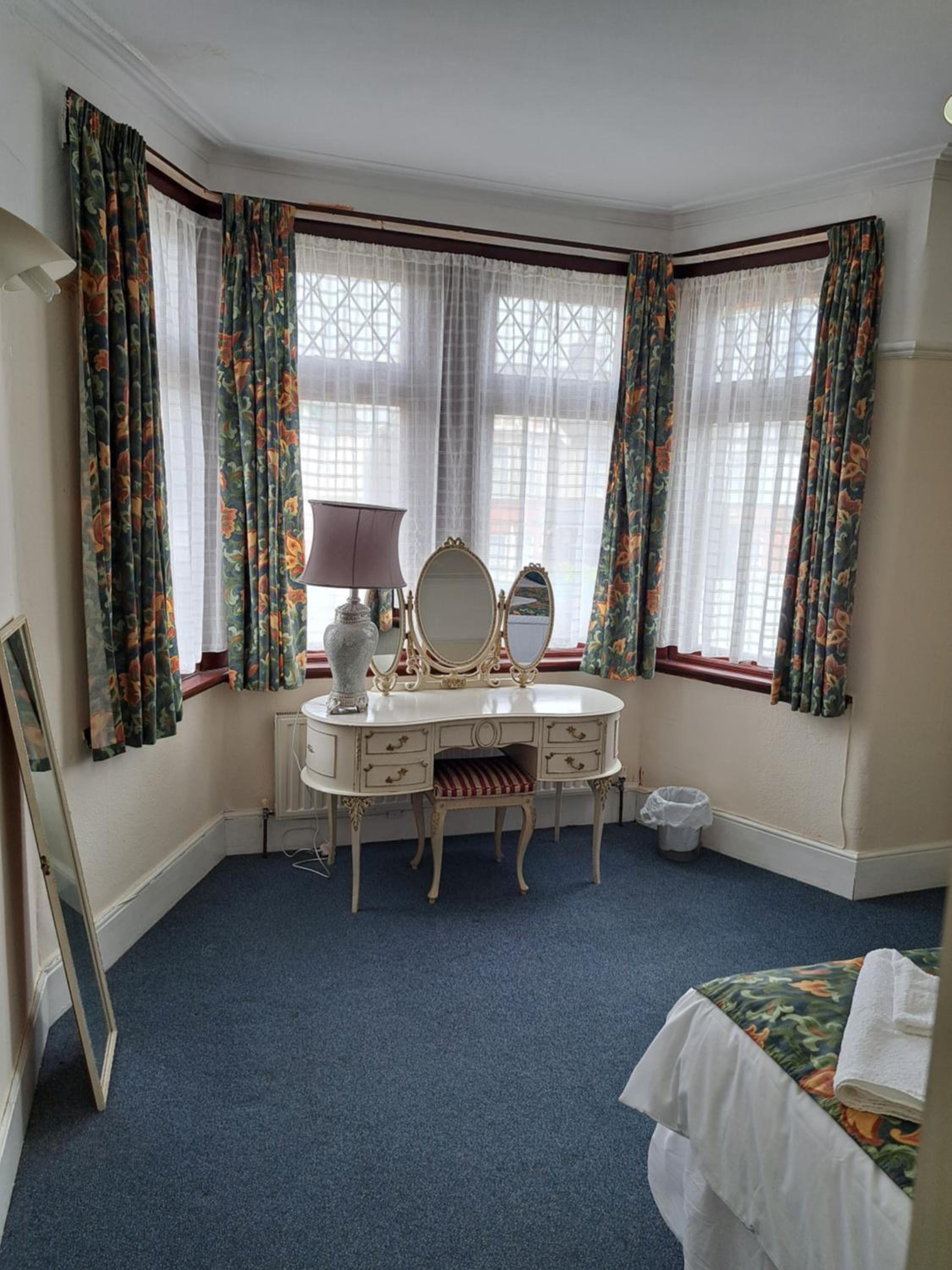 Luxury 5 bedroom home near London Seven Kings Train station- 5 Room, 6 bed and sleeps 8 guest