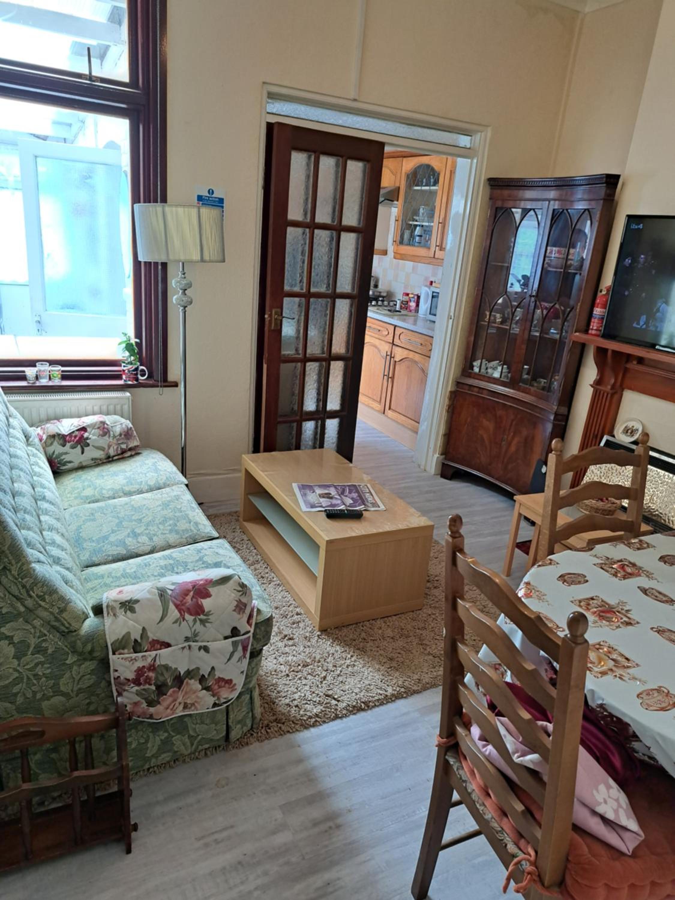 Luxury 5 bedroom home near London Seven Kings Train station- 5 Room, 6 bed and sleeps 8 guest