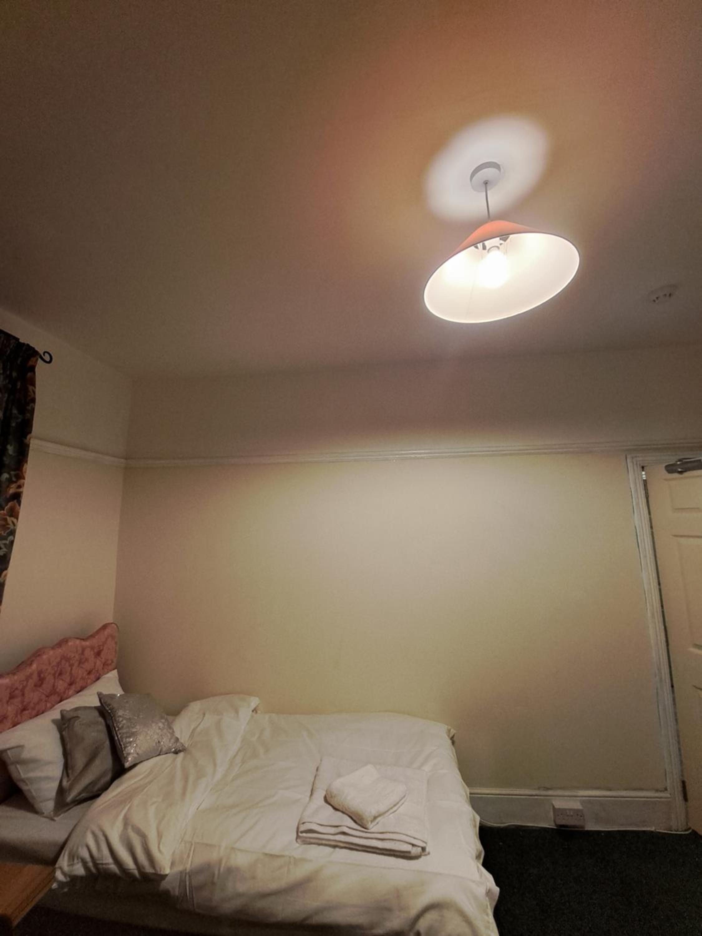 Luxury 5 bedroom home near London Seven Kings Train station- 5 Room, 6 bed and sleeps 8 guest